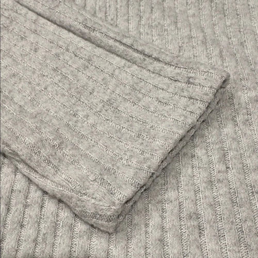 H&M - Girls Cropped pullover Sweater / Sweatshirt. Size 16/18. gray.  NWOT